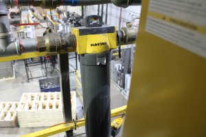 Cette photo représente le pré-filtre d’un système de filtration pneumatique dont le manomètre différentiel est dans la zone rouge. Une partie importante de l’air passe donc par le By-Pass de l’unité de filtration ce qui signifie que l’air n’est filtré qu’en partie. Si on ne remplace pas rapidement la cartouche filtrante, on introduit des contaminants dans les tours de dessiccation ainsi que dans tout le circuit pneumatique. 
